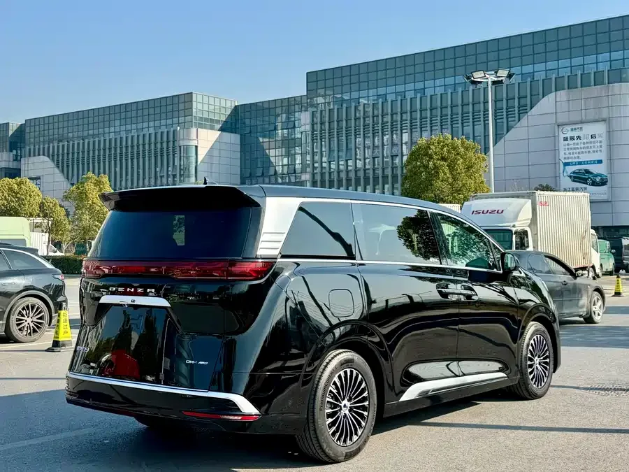 BYD D9 DENZA D9 2024 DM-i 980 4WD Premium Edition 2025 — миниатюра 4