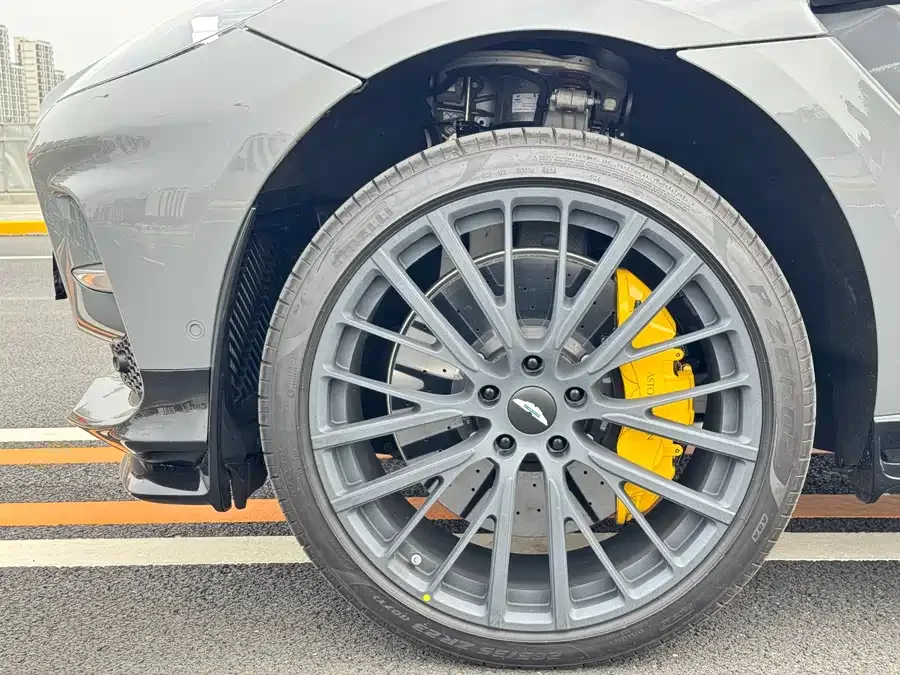 Aston Martin DBX 2025 4.0T V8 707 2026 — миниатюра 3