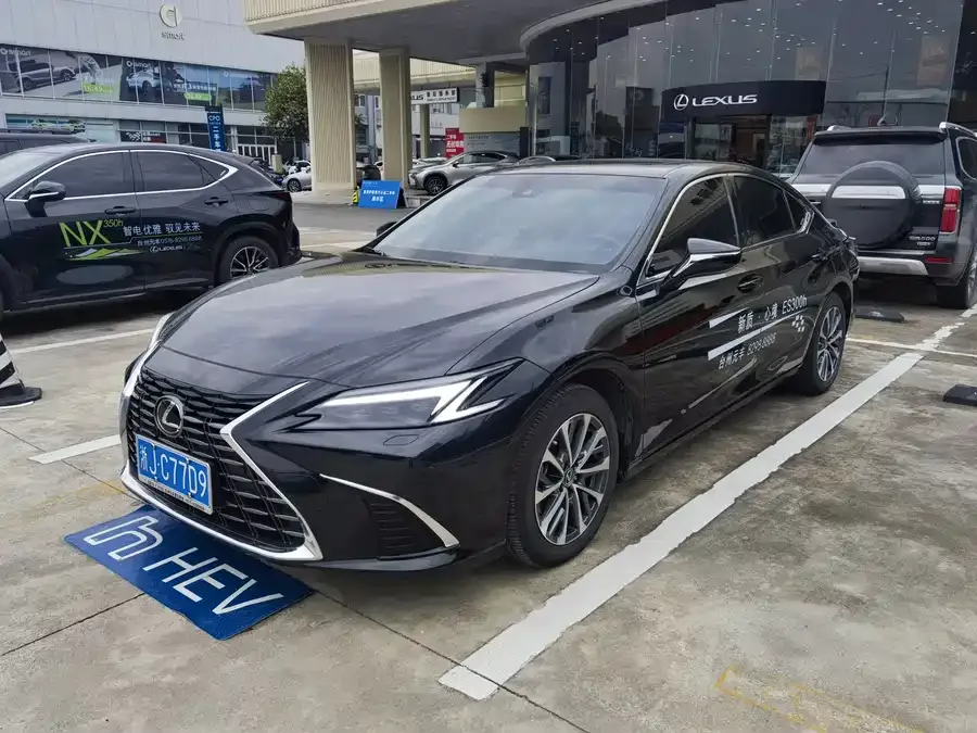 Lexus ES 2025