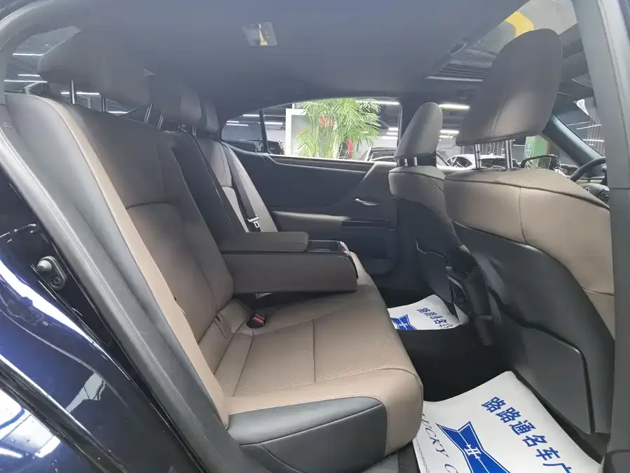 Lexus ES 2024 200 Premium Edition 2024 — миниатюра 3