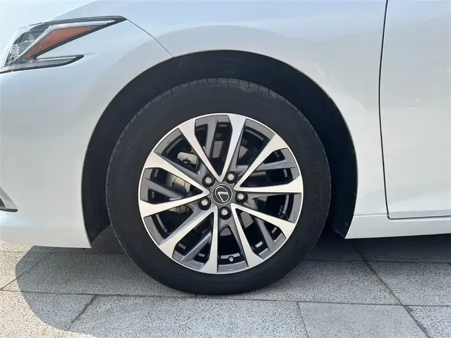 Lexus ES 2022 200 Excellence Edition 2022 — миниатюра 3