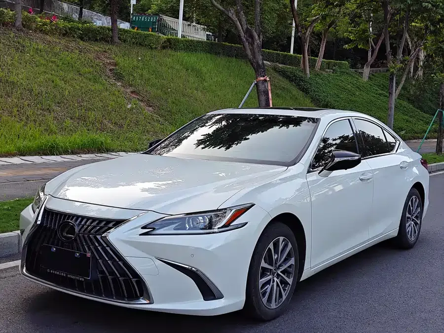 Lexus ES 2022