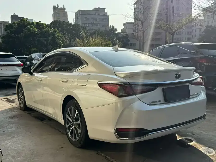 Lexus ES 2022 300h Excellence Edition 2024 — миниатюра 3