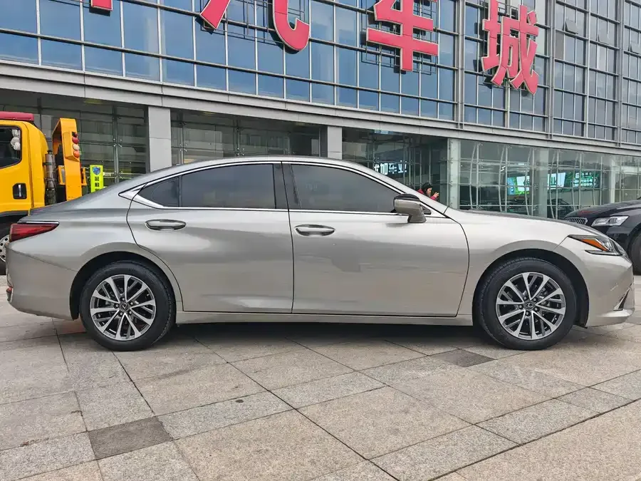 Lexus ES 2023 200 Excellence Edition 2023 — миниатюра 2
