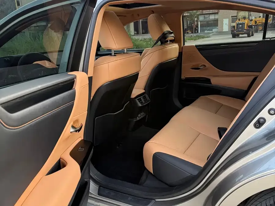 Lexus ES 2022 200 Excellence Edition 2023 — миниатюра 2