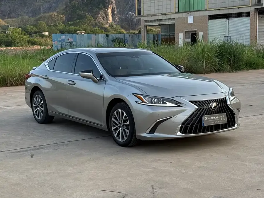 Lexus ES 2023