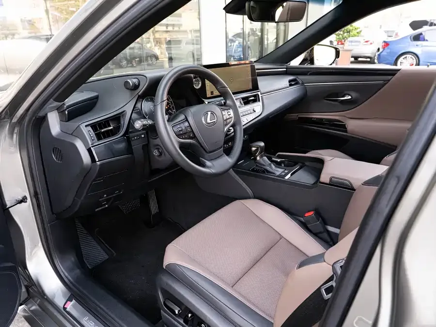 Lexus ES 2022 300h Premium Edition 2023 — миниатюра 3