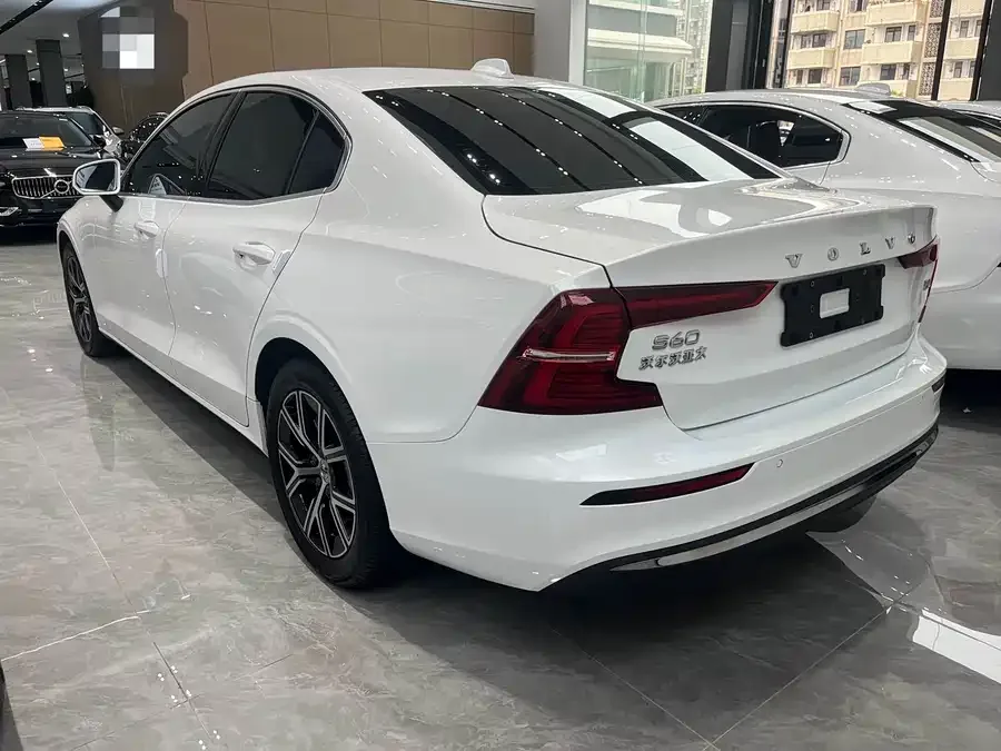 Volvo S60 2023 B4 Zhiyi Luxury Edition 2022 — миниатюра 5