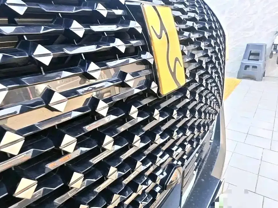 BYD U8 L Looking up at the 2026 U8 L Dingshi Edition 2025 — миниатюра 3
