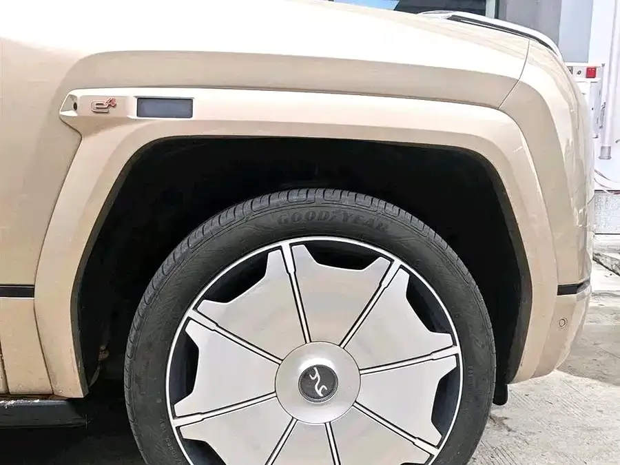 BYD U8 L Looking up at the 2026 U8 L Dingshi Edition 2025 — миниатюра 4