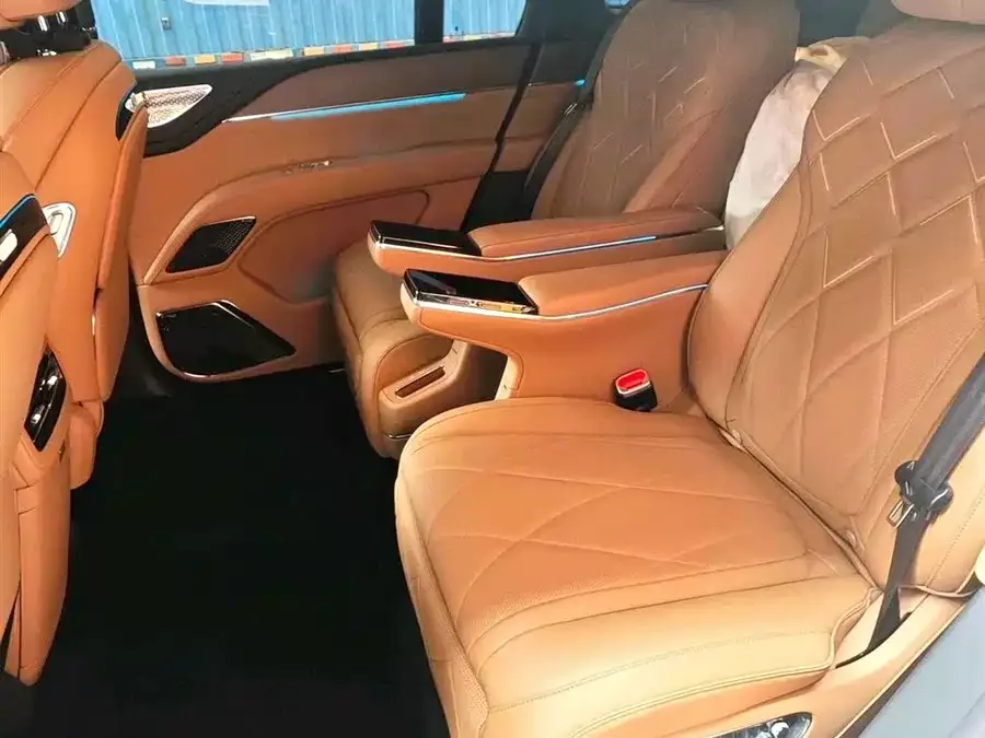 BYD U8 L Looking up at the 2026 U8 L Dingshi Edition 2025 — миниатюра 5