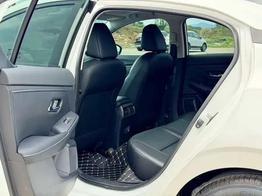 Nissan Sylphy Sylphy 2023 1.6L CVT Enjoy Edition 2024 — миниатюра 3