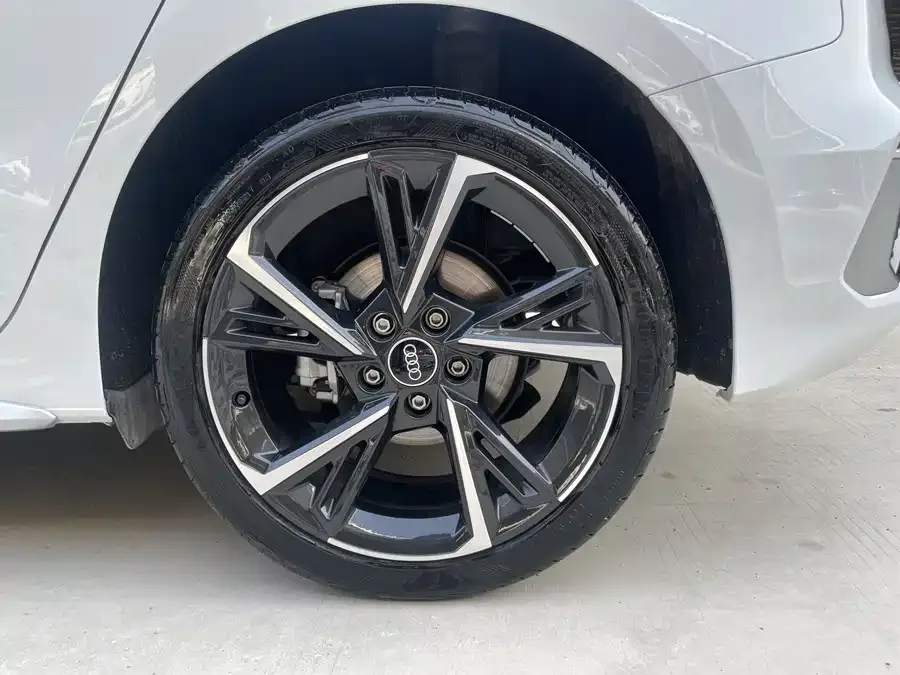 Audi A3 2023 Sportback 35 TFSI stylish and sporty 2023 — миниатюра 4