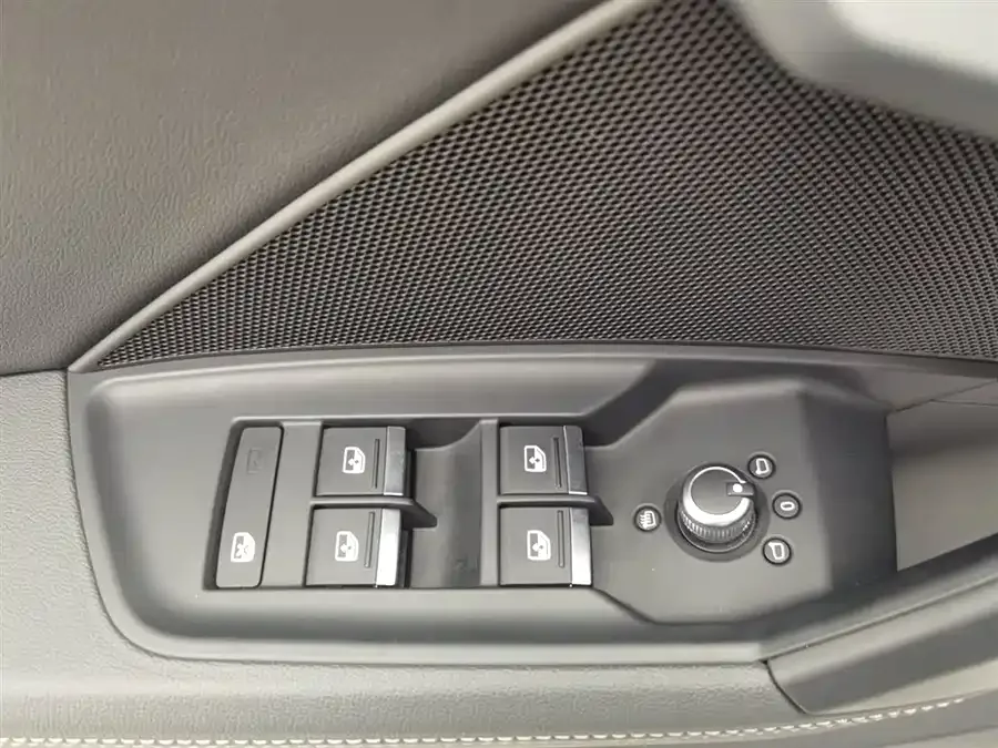 Audi A3 2023 facelift A3L Limousine 35 TFSI stylish and sporty 2023 — миниатюра 3