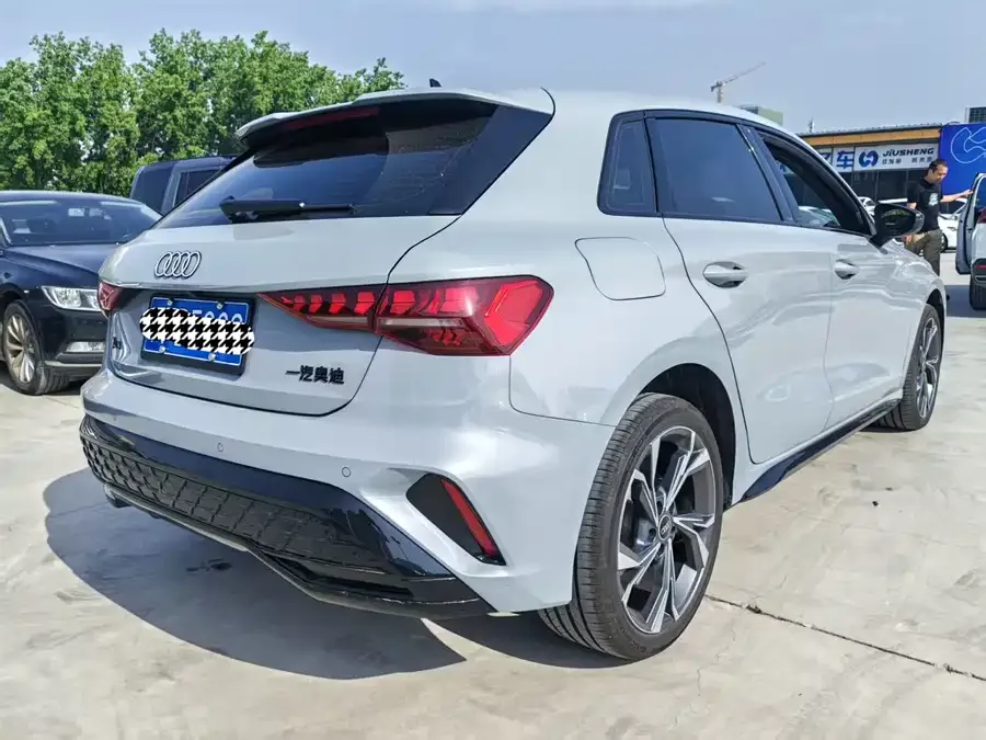 Audi A3 2025 Sportback 35TFSI Flying Spur Premium Edition 2025 — миниатюра 3