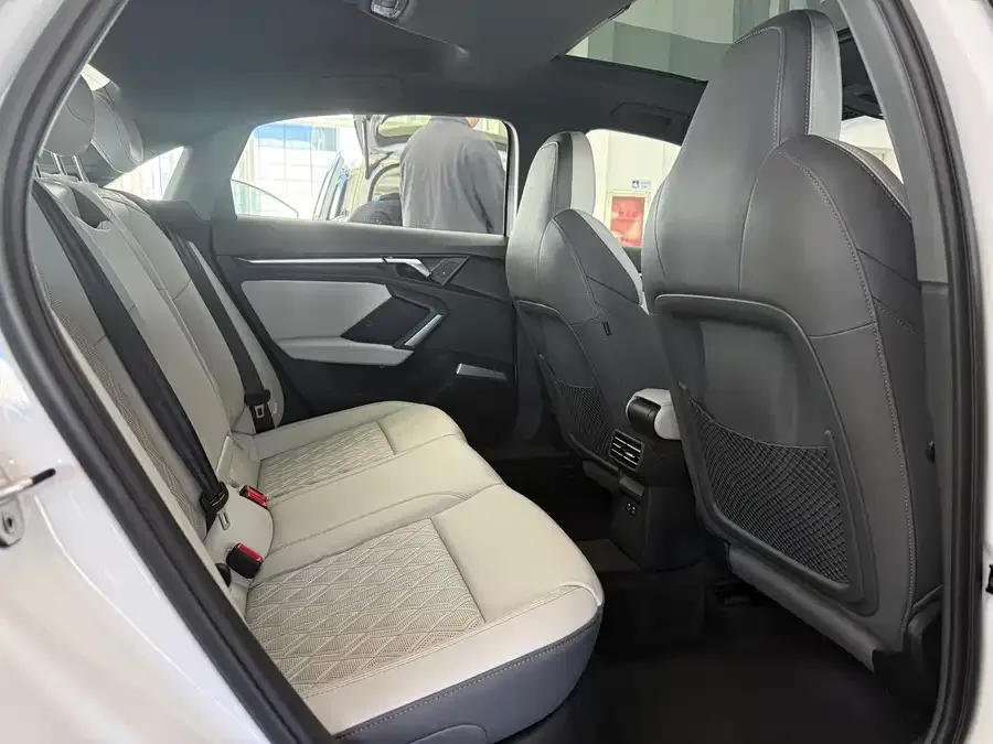 Audi A3 2025 A3L Limousine 35TFSI Flying Spur Premium Edition + Luxury Package 2026 — миниатюра 3