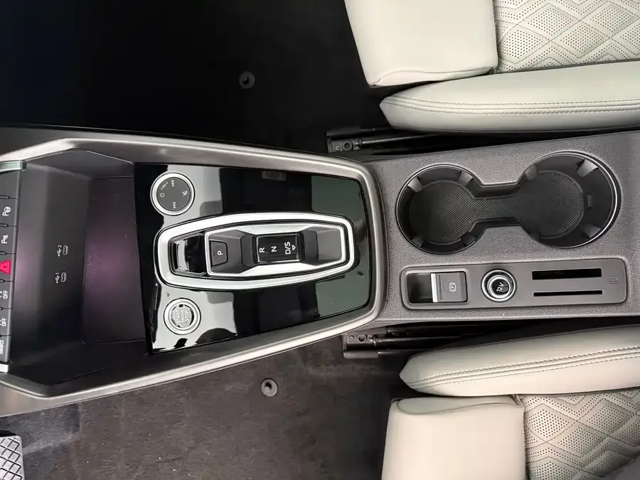Audi A3 2025 A3L Limousine 35TFSI Flying Spur Premium Edition + Luxury Package 2026 — миниатюра 4