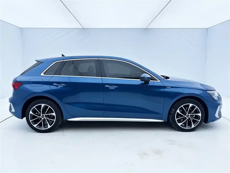 Audi A3 2023 Sportback 35 TFSI Aggressive Sports 2023 — миниатюра 3
