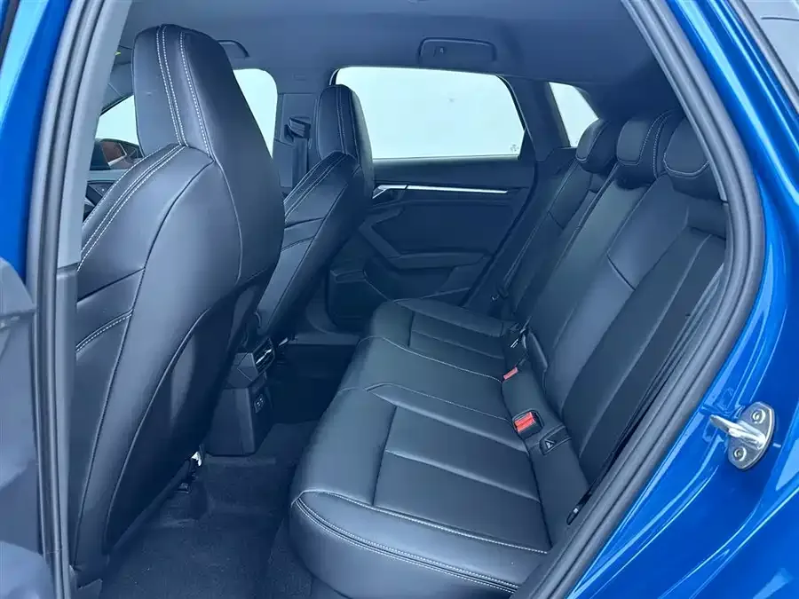 Audi A3 2023 Sportback 35 TFSI Aggressive Sports 2023 — миниатюра 4