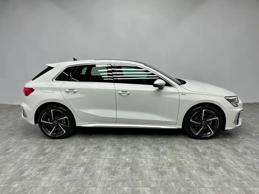 Audi A3 2024 Sportback 35 TFSI stylish and sporty 2024 — миниатюра 3