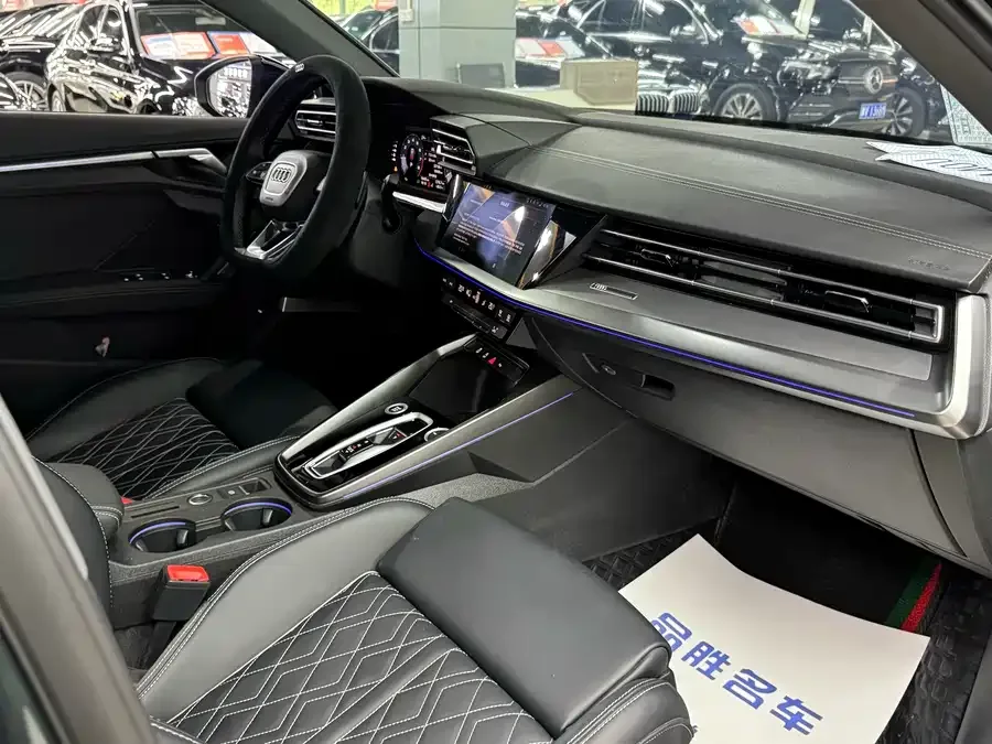 Audi A3 2025 Sportback 35TFSI Flying Spur Premium Edition 2025 — миниатюра 5