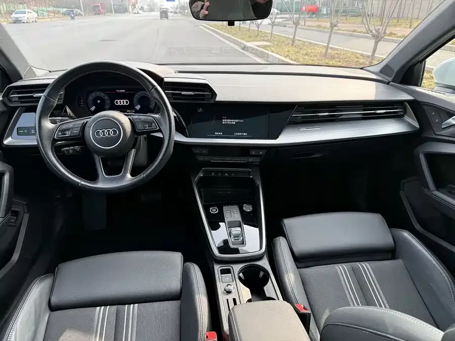 Audi A3 2024 Sportback 35 TFSI stylish and sporty 2024 — миниатюра 3