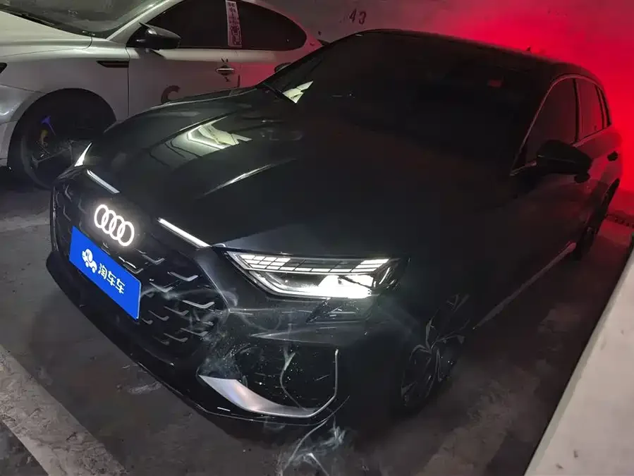 Audi A3 2025 Sportback 35TFSI Flying Spur Premium Edition 2025 — фото 1, купить с доставкой в Москву