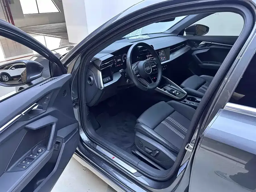 Audi A3 2023 Sportback 35 TFSI stylish and sporty 2023 — миниатюра 3
