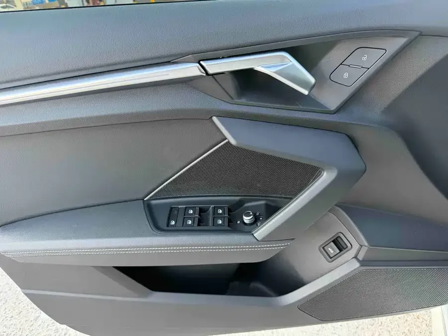 Audi A3 2024 Sportback 35 TFSI stylish and sporty 2024 — миниатюра 3