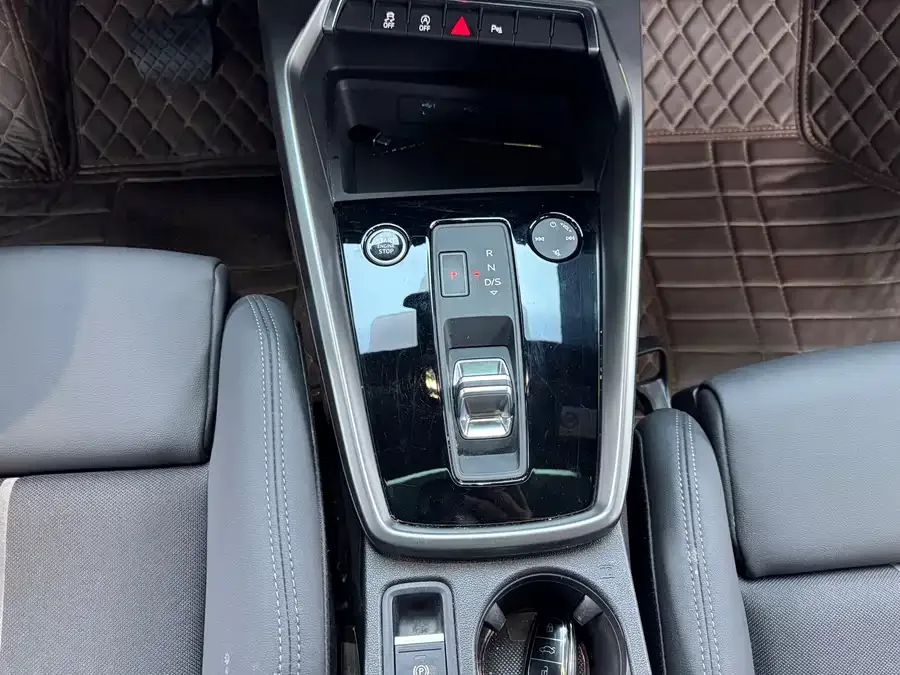 Audi A3 2023 A3L Limousine 35 TFSI Fashion Sports 2023 — миниатюра 3