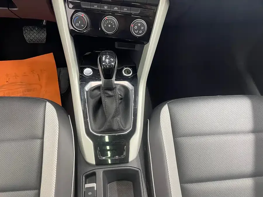Volkswagen T-ROC T-ROC 2023 280TSI DSG 2WD Time Edition 2023 — миниатюра 4