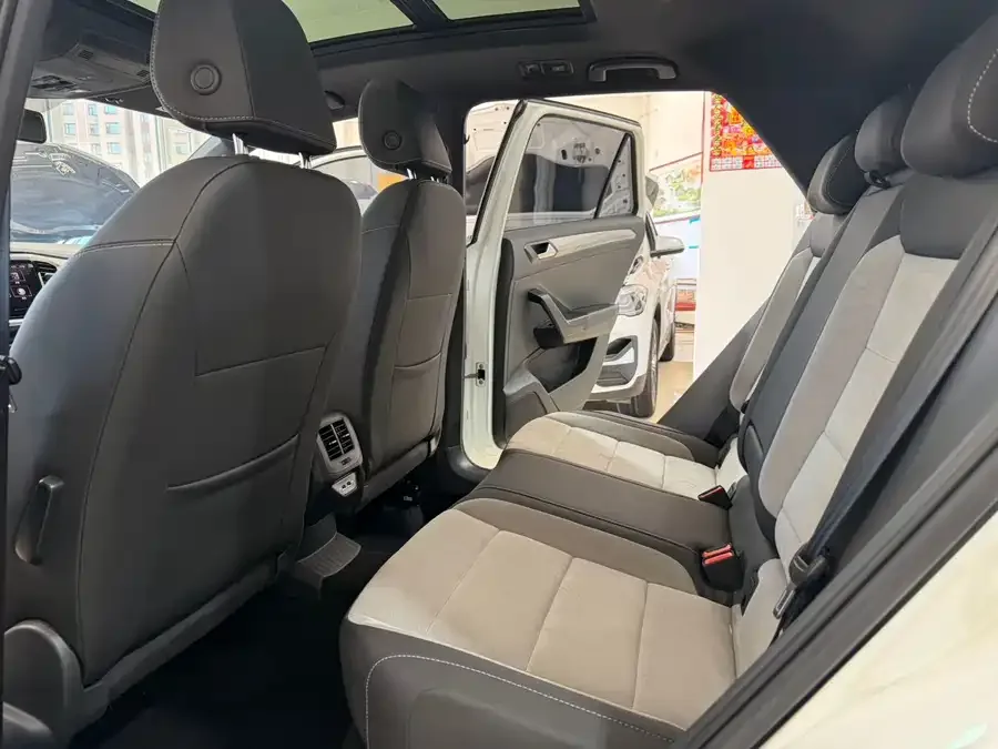 Volkswagen T-ROC T-ROC 2021 280TSI DSG two-wheel drive R-Line Pro intelligent version 2022 — миниатюра 3