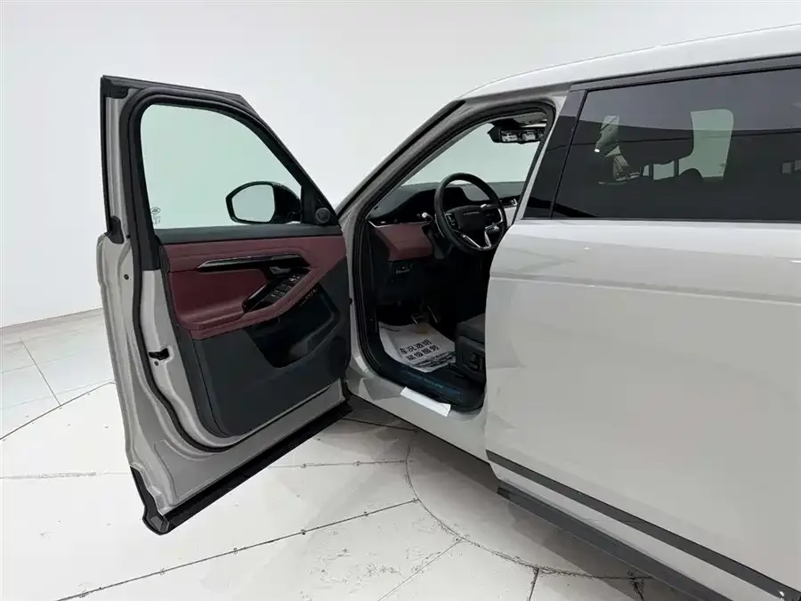 Land Rover Range Rover Aurora Range Rover Evoque 2022 facelift Evoque L 249PS R-Dynamic Deluxe Edition 2023 — миниатюра 4