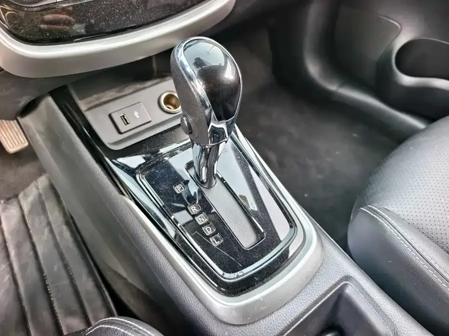 Nissan Tiida Tiida 2021 1.6L CVT Smart Travel Edition 2022 — миниатюра 3
