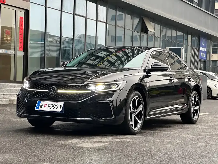 Volkswagen Passat Passat 2023 facelift 330TSI Starry Sky Deluxe Edition 2022 — фото 1, купить с доставкой в Москву