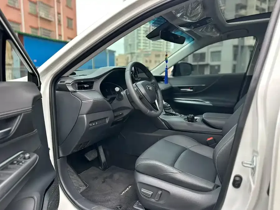 Toyota Venza Venza 2024 2.0L CVT 2WD Luxury PLUS Edition 2024 — миниатюра 4