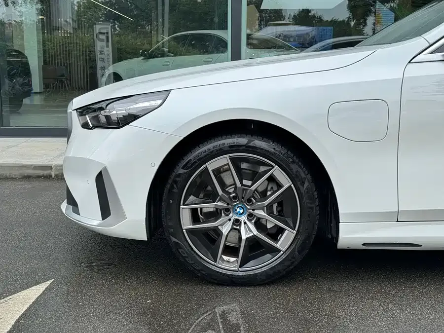 BMW i5 2024 eDrive 35L Luxury Package 2024 — миниатюра 2