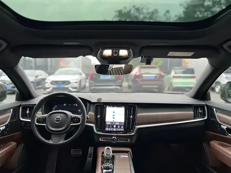 Volvo V90 2022 Cross Country B5 AWD Zhiyuan Edition 2022 — миниатюра 3