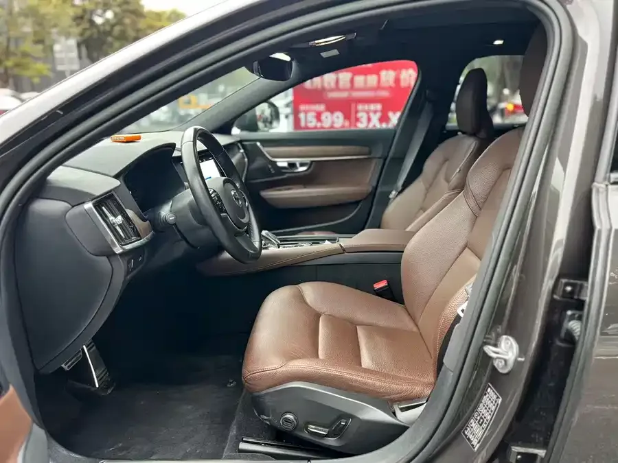 Volvo V90 2022 Cross Country B5 AWD Zhiyuan Edition 2022 — миниатюра 4
