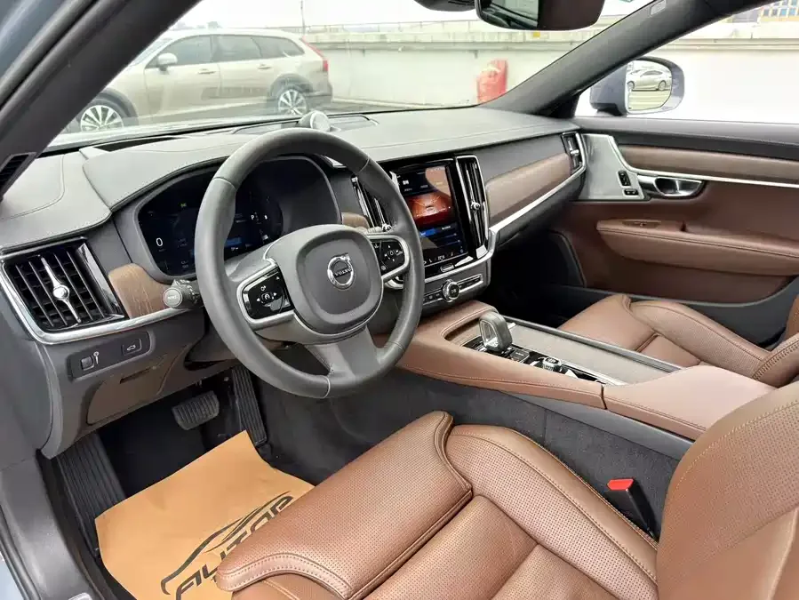 Volvo V90 2022 Cross Country B5 AWD Smart Edition 2022 — миниатюра 2