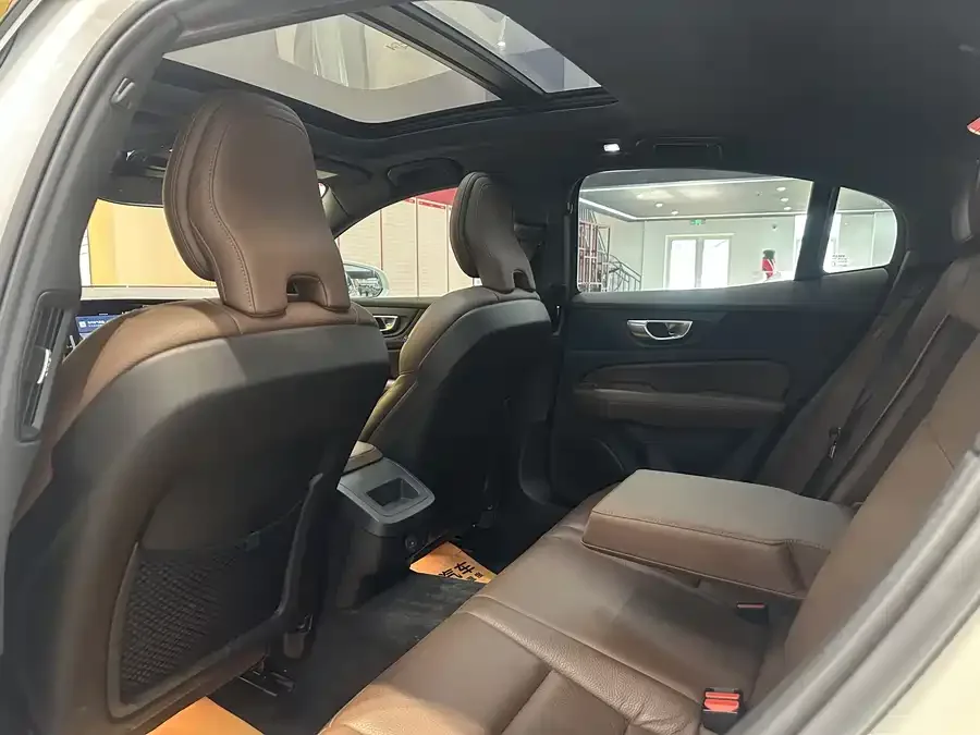 Volvo S60 2024 B4 Zhiyuan Luxury Edition 2024 — миниатюра 3