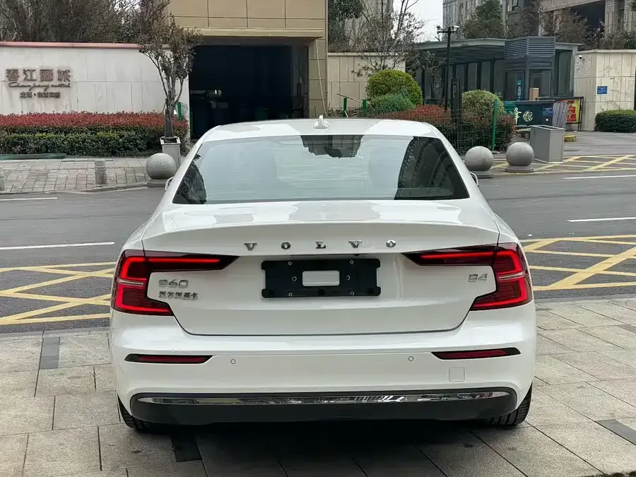 Volvo S60 2024 B4 Luxury Edition 2024 — миниатюра 5