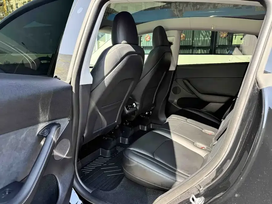 Tesla Model Y Model Y 2022 facelift rear-wheel drive version 2023 — миниатюра 3