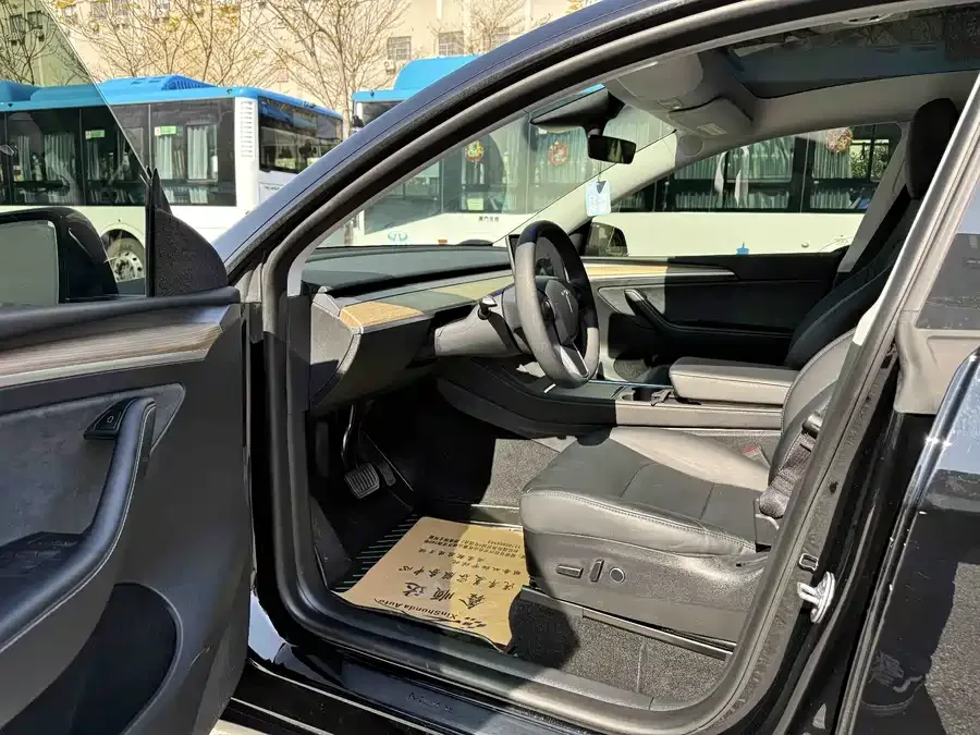 Tesla Model Y Model Y 2022 facelift rear-wheel drive version 2023 — миниатюра 5