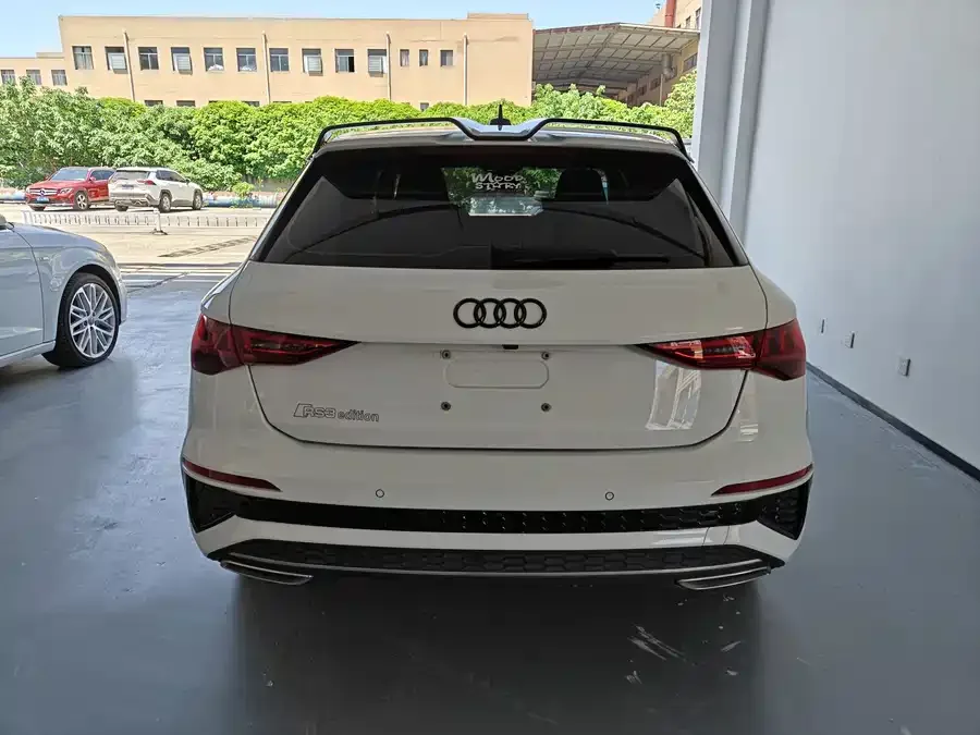 Audi A3 2025 Sportback 35TFSI Flying Spur Premium Edition 2024 — миниатюра 2