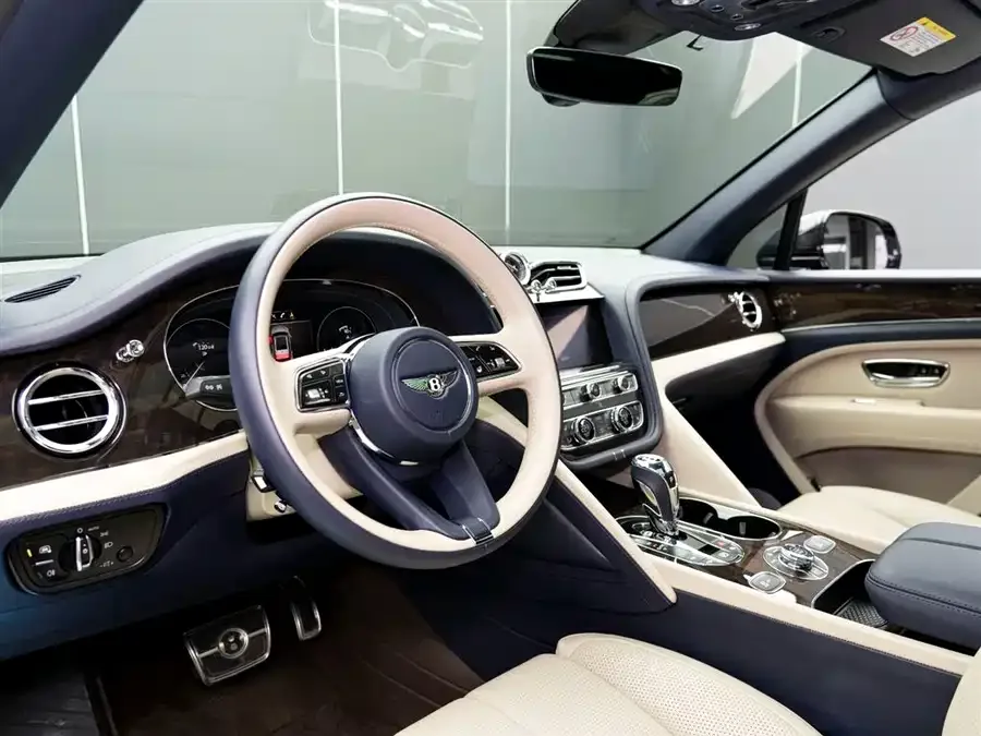 Bentley Bentayga Bentayga 2023 4.0T V8 Long Wheelbase Edition 2024 — миниатюра 3