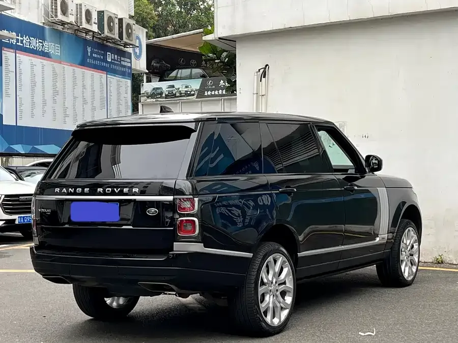 Land Rover Range Rover Range Rover 2022 3.0 L6 400PS Legendary Extended Classic Edition 2022 — миниатюра 3