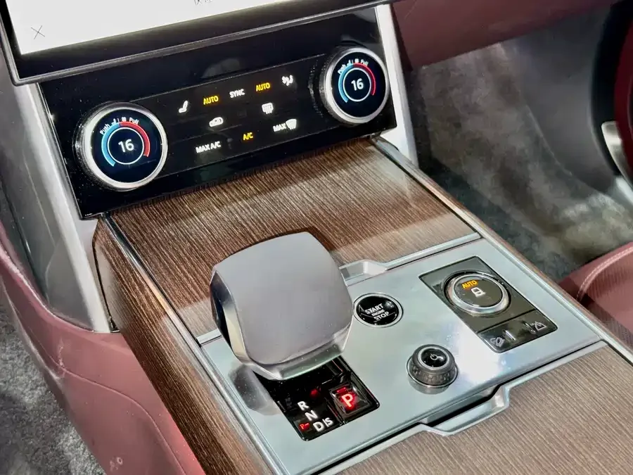 Land Rover Range Rover Range Rover 2023 3.0 L6 400PS Genesis Extended Edition 2023 — миниатюра 3