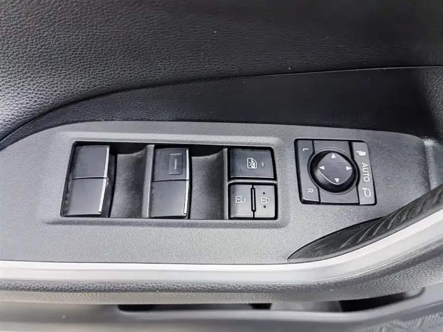 Toyota Wildlander Wildlander 2022 2.0L CVT 2WD Luxury PLUS Edition 2022 — миниатюра 3