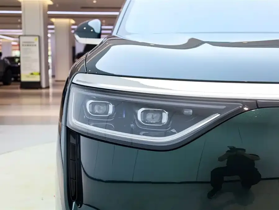 AITO M8 Wenjie M8 2025 Extended Range Ultra Edition 53.4kWh 6-Seat Version (192-line LiDAR) 2025 — миниатюра 4